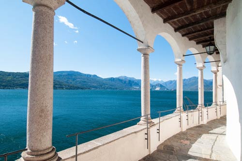 Blick von der Santa Caterina del Sasso über den Lago maggiore